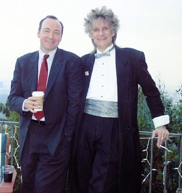Kevin Spacey con su hermano mayor Randy Fowler, imitador de Rod Stewart, que acusó a su padre de violarlo 
