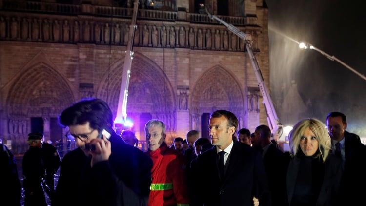 El Emmanuel Macron junto a su esposa Brigitte durante una caminata para inspeccionar los daños del incendio. (REUTERS/Philippe Wojazer/Pool)