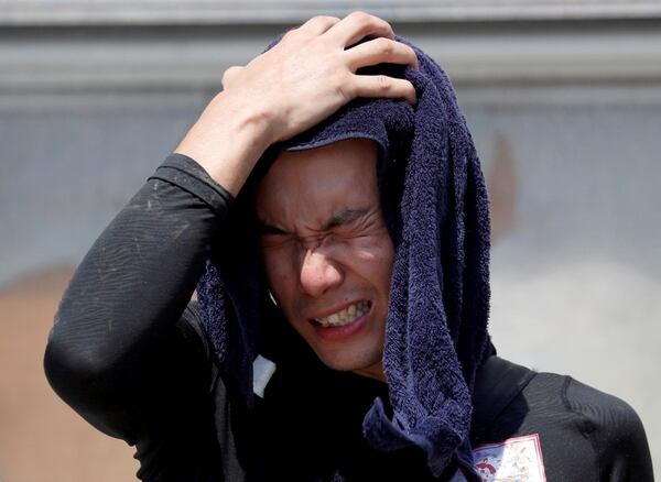 Un voluntario sufre ante el calor en Ikayama (Reuters)