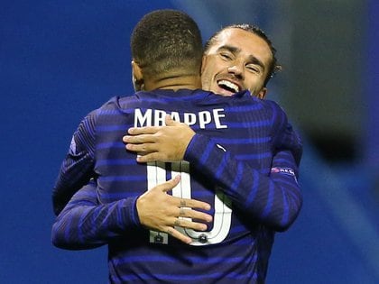 Griezmann y Mbappé, autores de los goles con los que Francia le ganó a Croacia por la Liga de Naciones de la UEFA (REUTERS/Antonio Bronic)