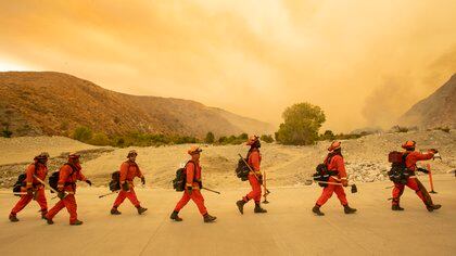 Inmate firefighters arrive at the scene of the Water fire, a new start about 20 miles from the Apple fire in Whitewater, California on August 2, 2020. - More than 1,300 firefighters were battling a blaze that was burning out of control August 2 in southern California, threatening thousands of people and homes east of Los Angeles.
The so-called Apple Fire that broke out Friday near the city of San Bernardino has so far charred more than 20,000 acres (8,000 hectares), sending up columns of smoke visible from far away. (Photo by JOSH EDELSON / AFP)