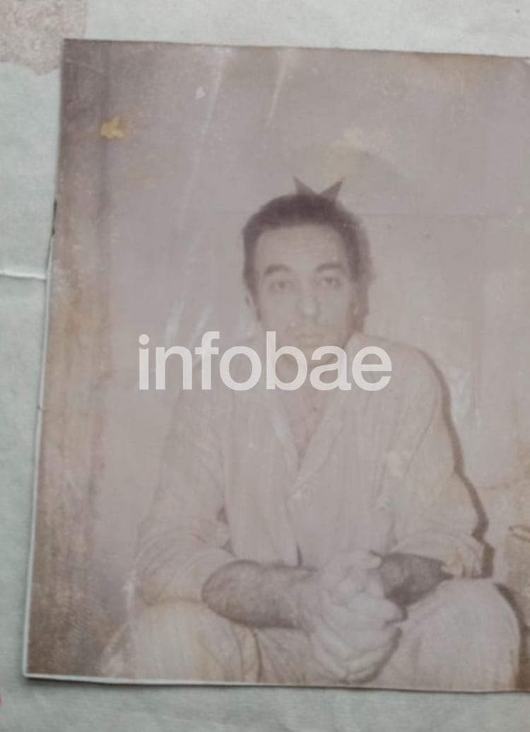 Una foto del mayor (coronel post mortem) Argentino del Valle Larrabure enviado por sus captores en una de las cartas que el militar le escribió a su familia desde el cautiverio