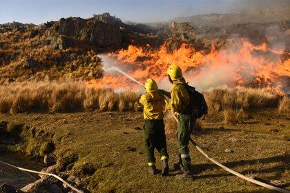 Bomberos combaten las llamas en el Parque Nacional Quebrada del Condorito, Córdoba