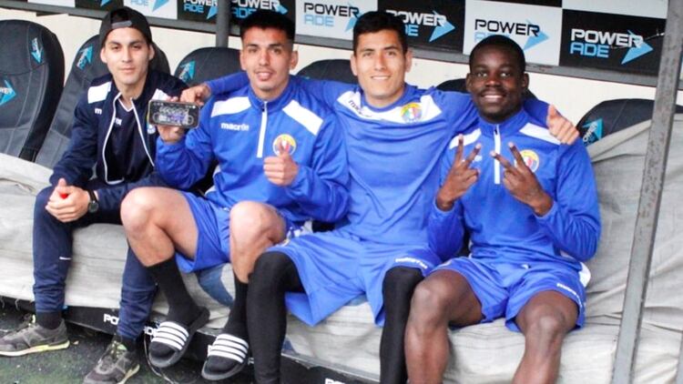 Bernio Verhagen junto a sus compañeros en uno de los entrenamientos de Audax Italiano (@audaxoficial)