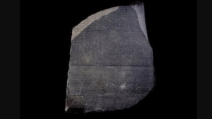 La Piedra Rosetta está exhibida en el Museo Británico.