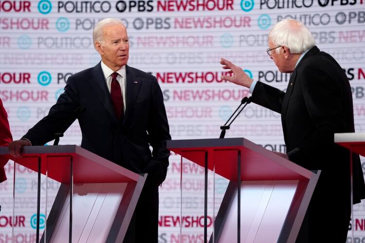 Joe Biden y Bernie Sanders. (REUTERS/Mike Blake)