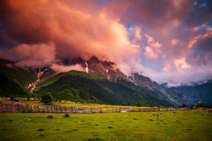 Svanetia es una región histórica de Georgia, localizada en el noroeste del país. En esta región histórica, pegada a las montañas y poco poblada, se desarrollan formas propias de vida y cultura (Shutterstock)