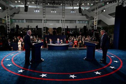 El segundo debate iba a tener el formato "town hall", respondiendo a preguntas del público (Reuters)