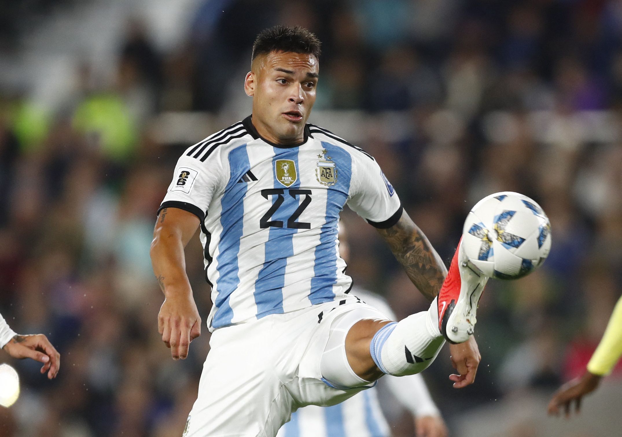 Lautaro Martínez intenta controlar el balón en el partido entre Argentina y Ecuador por Eliminatorias (REUTERS/Agustin Marcarian)