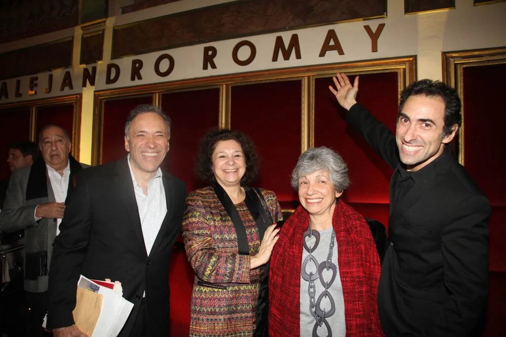 Omar, Mirta, Viviana y Diego Romay en la puerta del “Teatro Nacional”, ahora “Teatro Nacional Alejandro Romay”