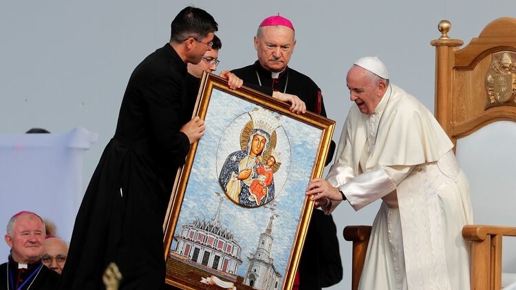El papa Francisco en Rumania: recibe un obsequio durante su encuentro con los jóvenes y las familias. REUTERS/Remo Casilli
