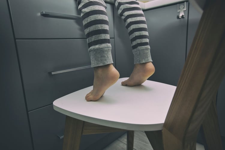 Para prevenirlas las caídas de alturas y golpes, se recomienda dormir en sitios seguros, no dejar expuestos banquitos ni mesitas que tienten a los niños a escalar próximos a ventanas, balcones, asegurar posibles huecos con mallas de protección, no dejar superficies resbaladizas y sucias, y no dejar objetos innecesarios desparramados (Shutterstock)