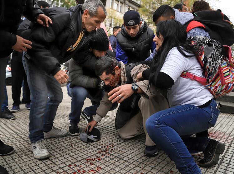 Varios manifestantes resultaron heridos (NA: Damián Dopacio)
