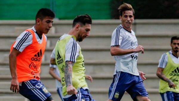 Thiago Almada marcando a Lionel Messi durante un entrenamiento (@thiago.almada10)