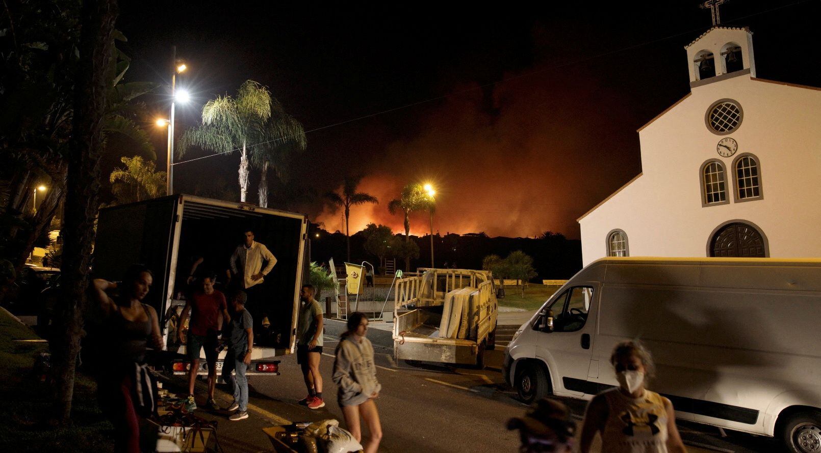 Vecinos siendo evacuados por el incendio en Tenerife. Vini Soares/via REUTERS