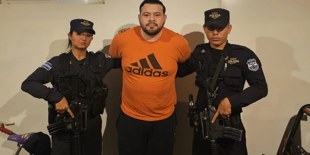 La Policía de El Salvador arrestó al comisionado de proyectos de Nayib Bukele por supuestos hechos de corrupción