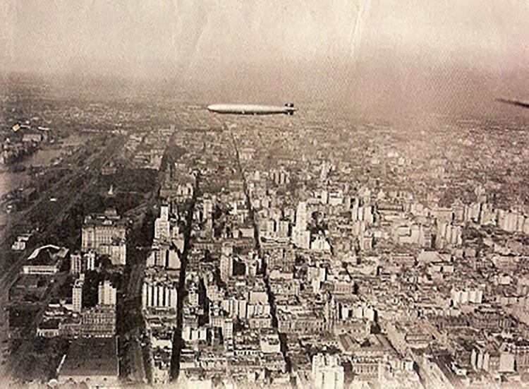 El Zeppelin sobrevuela Buenos Aires. TenÃ­a 240 metros de largo, 80 de diÃ¡metro y algo mÃ¡s de 40 de alto