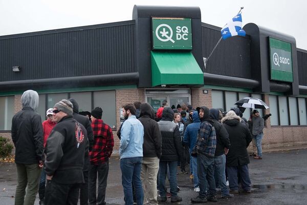 Filas de consumidores esperan su turno en un negocio de cannabis en Quebec (Alice Chiche / AFP)