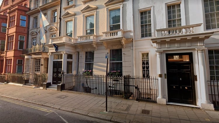 El frente de la Embajada argentina en Londres