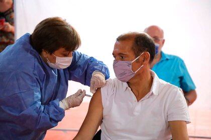 El gobernador de Neuquén, Omar Gutiérrez, se aplicó la vacuna contra el coronavirus (@OmarGutierrezOk)