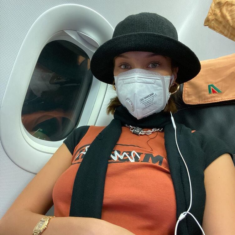 Bella Hadid en el aeropuerto rumbo a Milán 