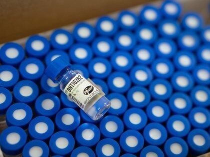 La enorme mayoría de las primeras tandas de la vacuna de Pfizer está destinada para los países más ricos (Reuters)