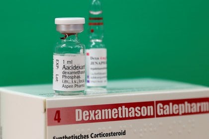 Una ampolla de Dexametasona se ve durante el brote de coronavirus en esta ilustración fotográfica tomada el 17 de junio de 2020 (REUTERS/Yves Herman/Archivo Foto)