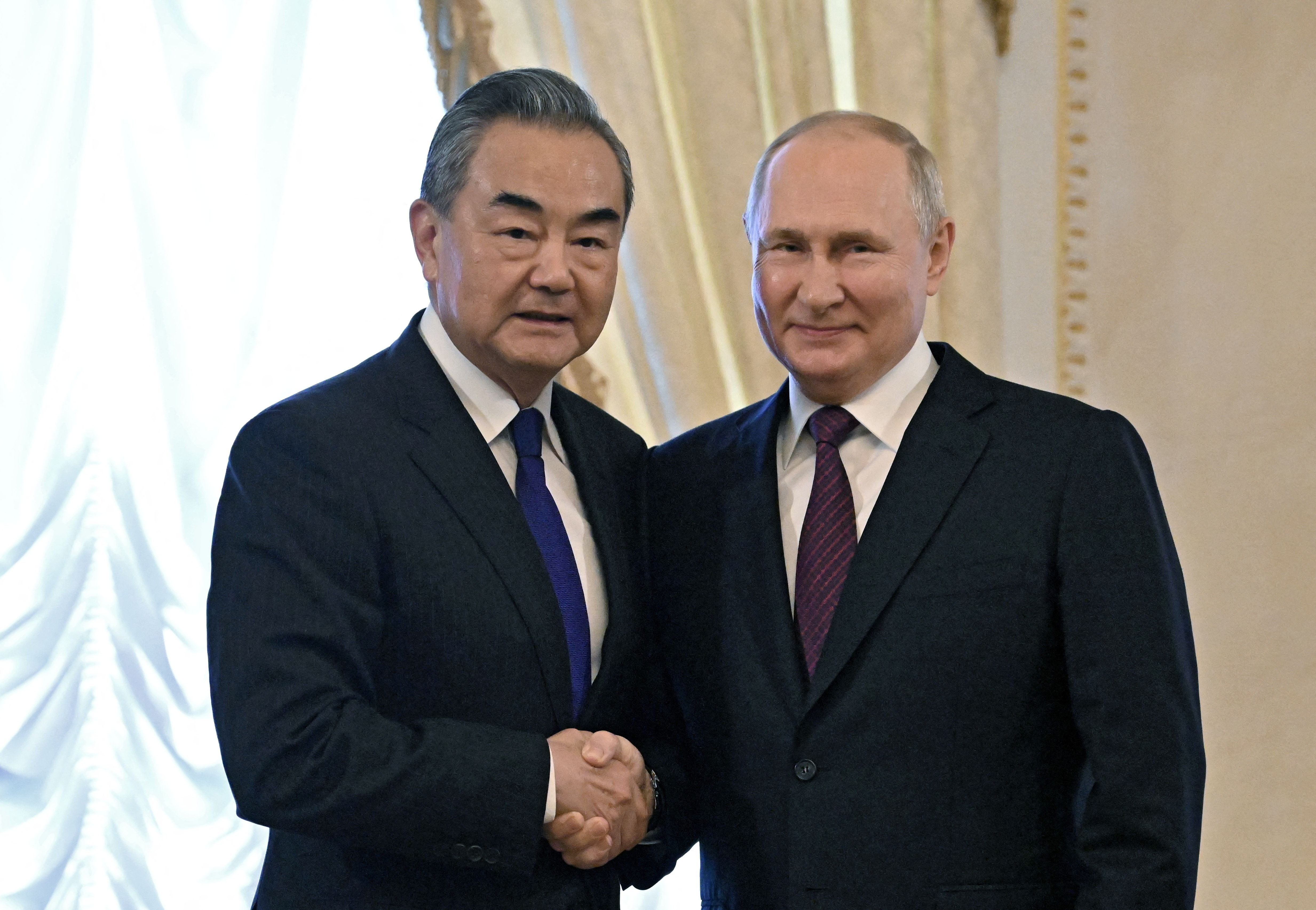 El presidente ruso Vladimir Putin junto al canciller chino Wang Yi (Sputnik/Kristina Kormilitsyna/REUTERS)