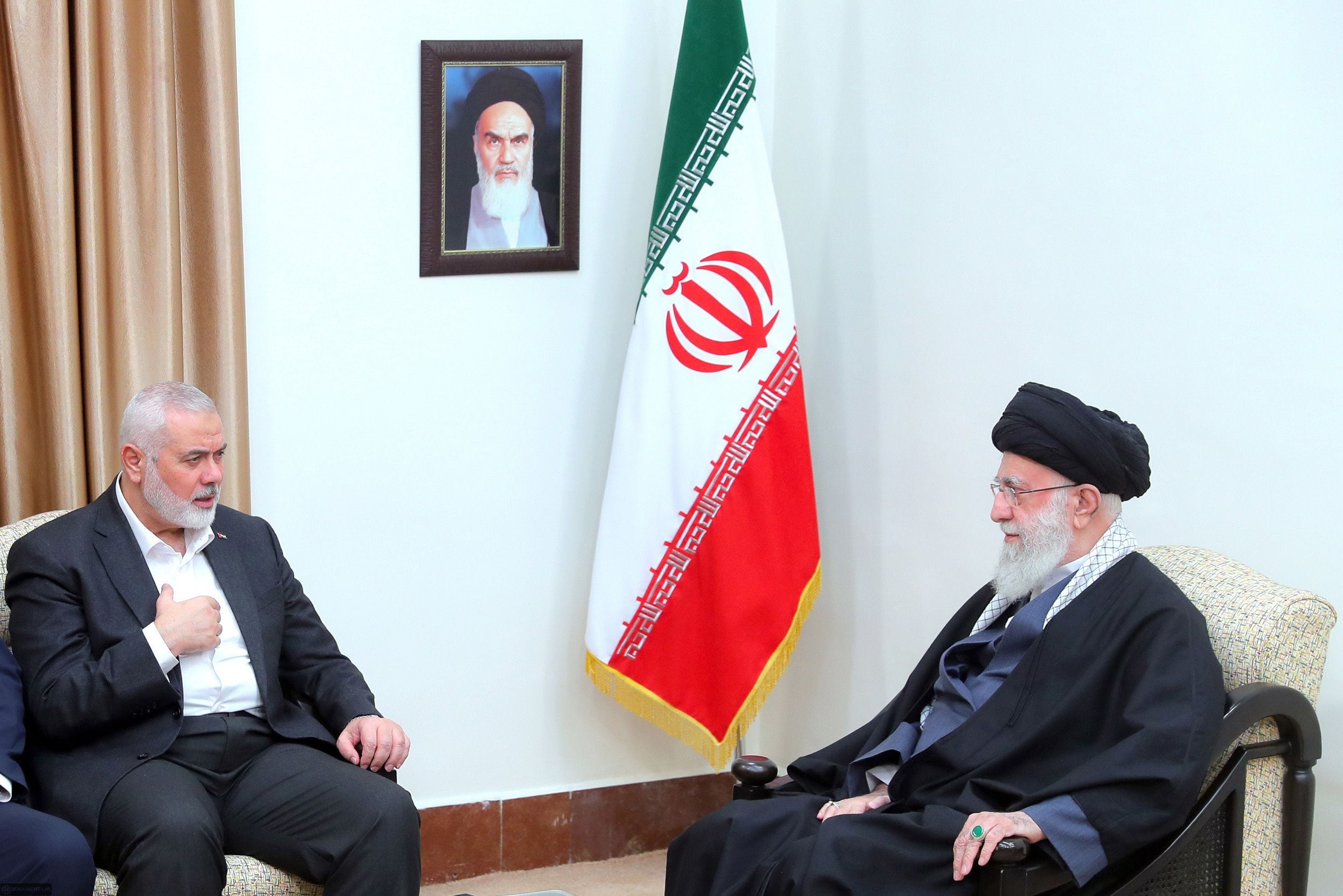 Una fotografía proporcionada por la oficina del Ayatollah Ali Khamenei (derecha), hablando con el líder de Hamas, Ismail Haniyeh, en Teherán, Irán, 26 Marzo de 2024. EFE/EPA/