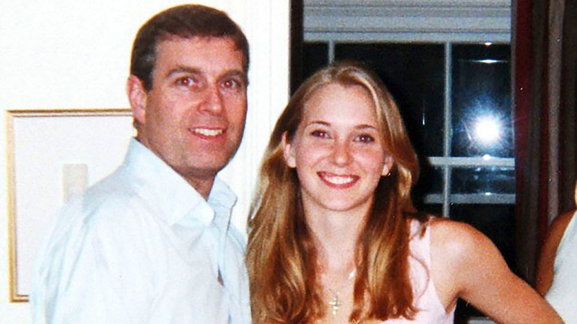 El príncipe Andrés con Virginia Roberts (de 17 años en la foto), una de las denunciantes de Jeffrey Epstein. (Eliot Press/The Grosby Group) 