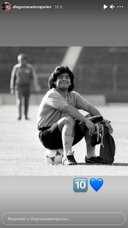 Diego  Junior recordó a su papá, con una foto de Maradona en el Nápoles