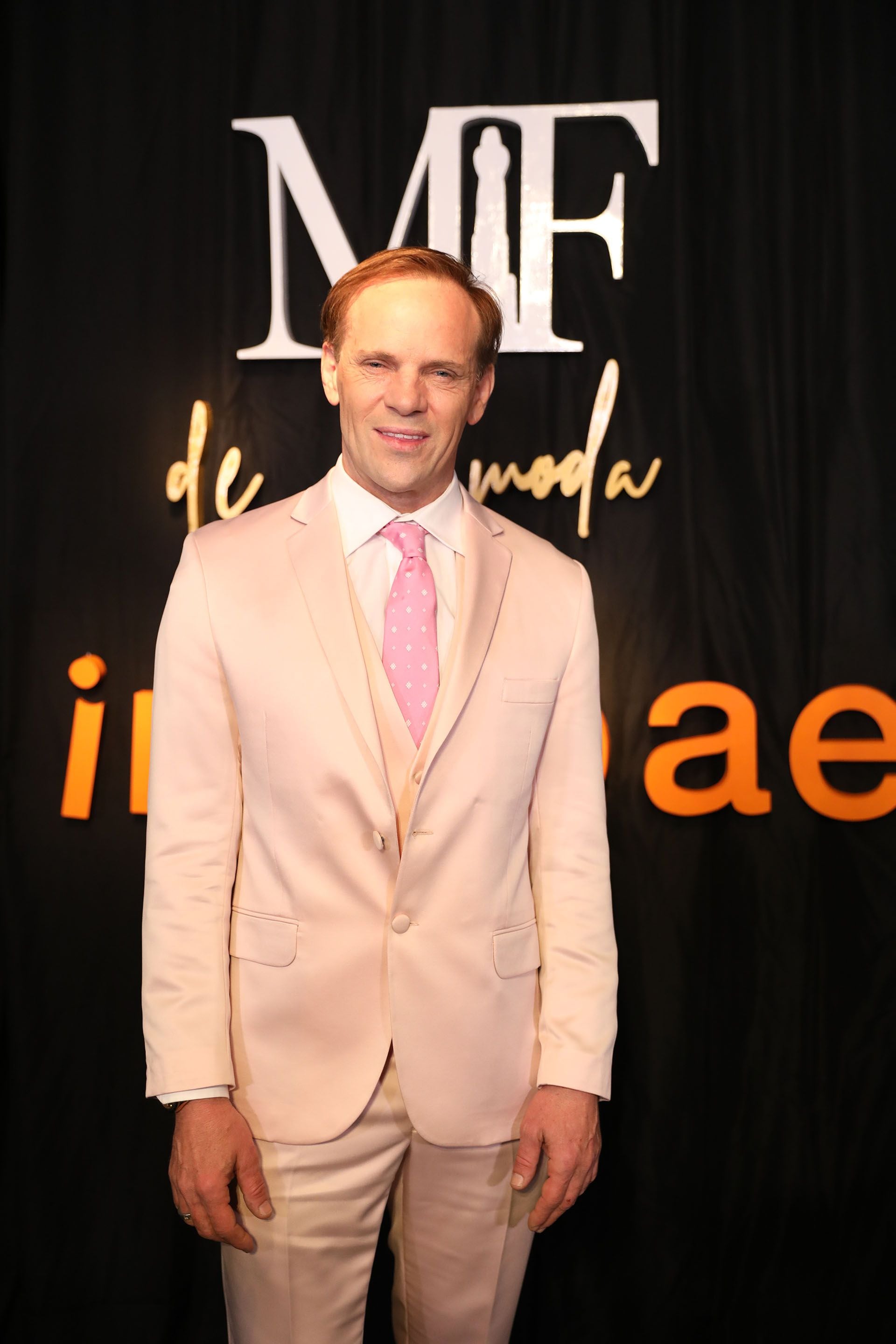 Thiago Pinheiro con un smoking rosa palo, una camisa blanca y una corbata que armonizaba a la perfección el look  (Chule Valerga)