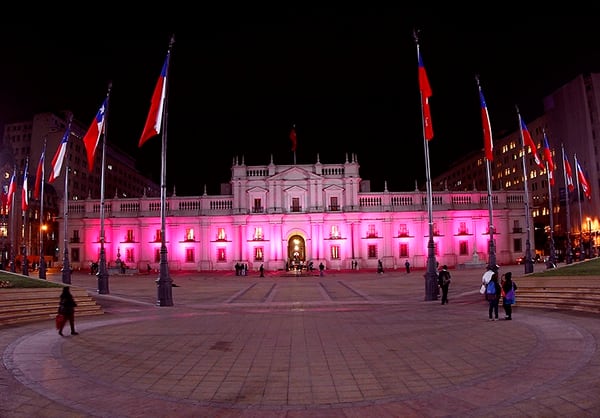 En Chile, el Palacio de la Moneda se iluminó contra el cáncer de mama