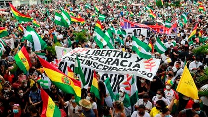 Foto de archivo: Personas protestan el 15 de marzo de 2021 contra la detención de la ex presidenta interina Jeanine Áñez, en la ciudad de Santa Cruz (Bolivia) (EFE/Juan Carlos Torrejon)