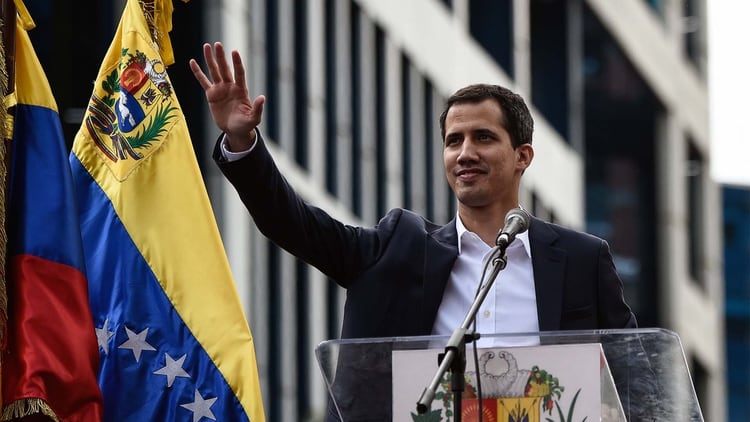 Juan Guadó juró como presidente interino el 23 de enero ante una multitud en Caracas (AFP)