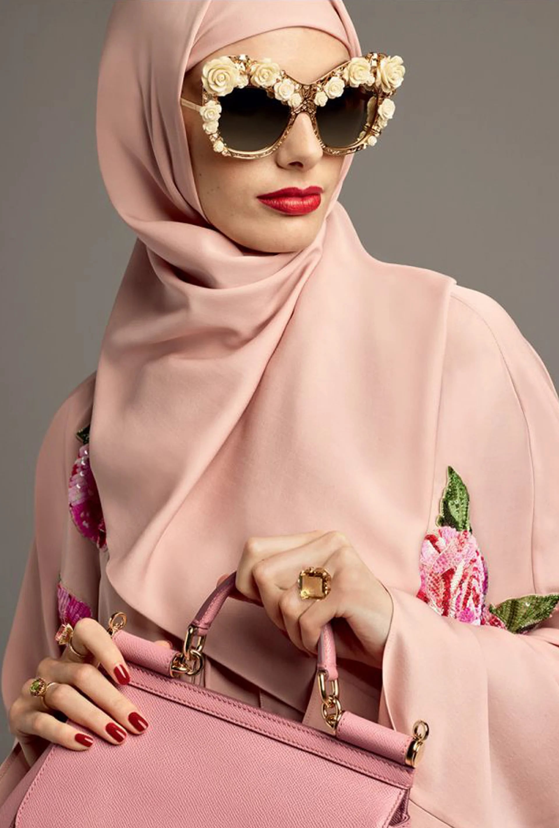 Característico de la marca, la línea eyewear con anteojos XL y apliques de flores. El velo y la túnica en rosa con bordado de flores (Vogue Arabia)