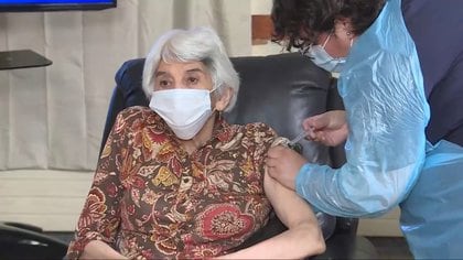 Chile comienzó su proceso de vacunación a la población de adultos mayores con Laura Areyuna, de 76 años.