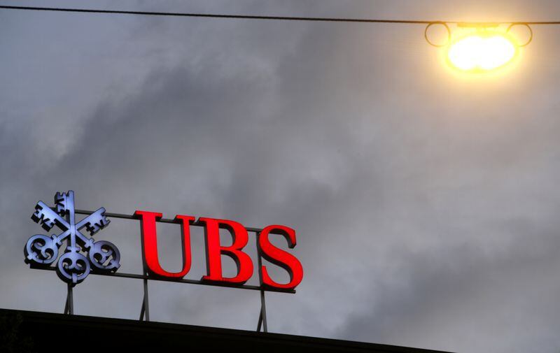 FOTO DE ARCHIVO: El logo del banco suizo UBS en una sucursal de Zurich, Suiza, el 22 de junio de 2020. REUTERS/Arnd Wiegmann