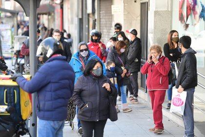 El panorama en las entradas de los comercios en el centro del municipio de Avellaneda es similar al de Quilmes. Clientes que se amontonan en las puertas, corriendo riesgo en medio de la pandemia
