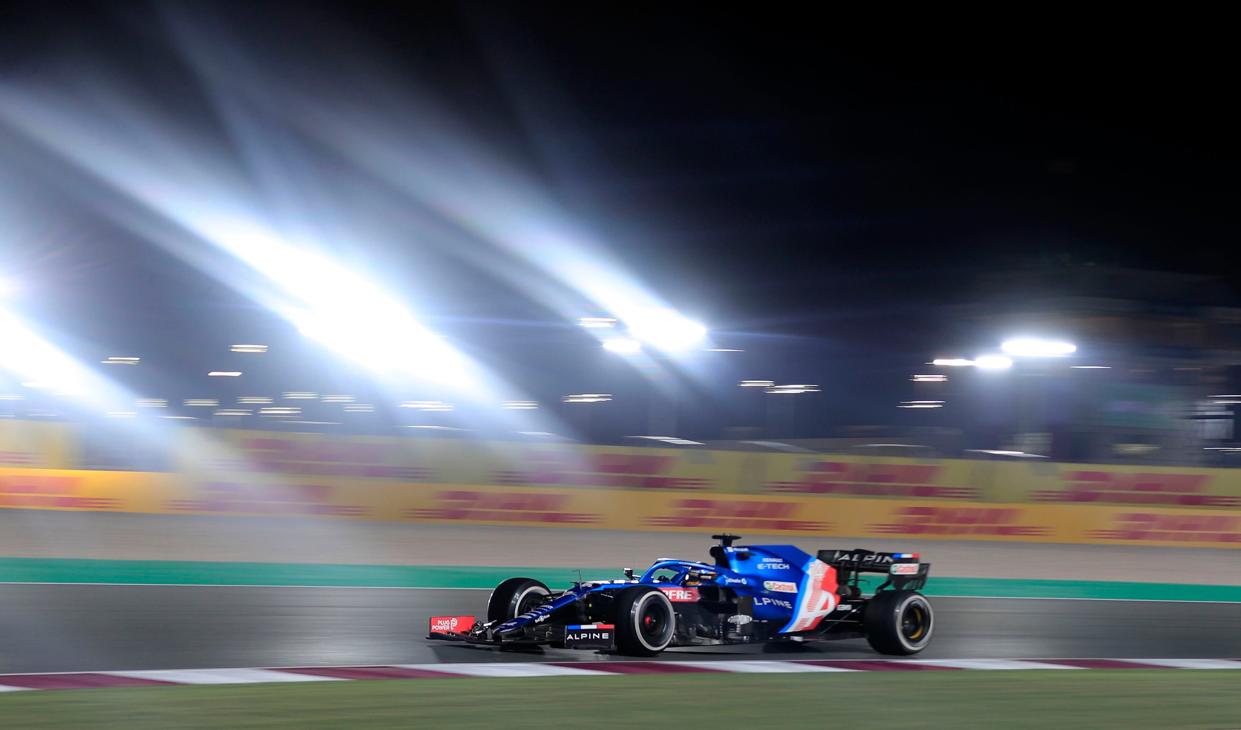 Fernando Alonso en acción sobre el Alpine de Fórmula 1, con el que fue tercero en el GP de Qatar, detras de Lewis Hamilton y Max Verstappen