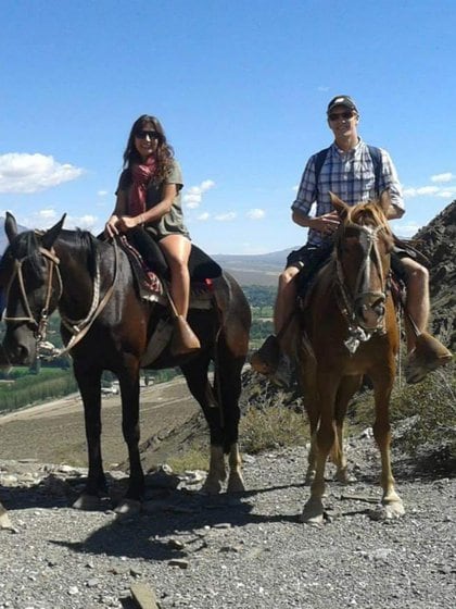 Lasse junto a su mujer Sandra, en una cabalgata por Uspallata, Mendoza