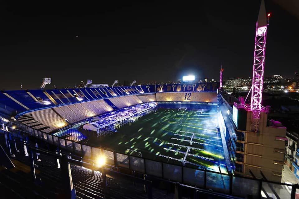 Un dato no menor: el escenario se montó recostado sobre la platea frente a los palcos para evitar que el campo de juego sufriera algún tipo de percance (@BocaJrsOficial)