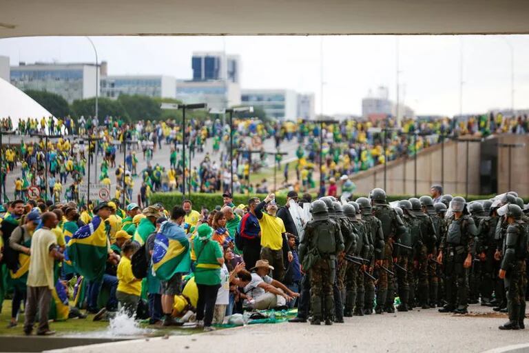  Las fuerzas de seguridad actúan mientras los partidarios del ex presidente de Brasil Jair Bolsonaro se manifiestan cont 