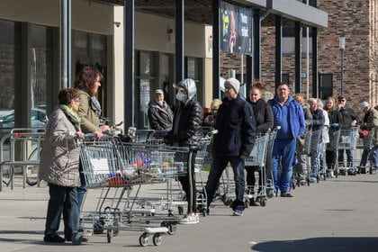 Varias personas hacen fila para un supermercado en Schulzendorf, cerca de Berlín, Alemania, durante la primera ola de infecciones (REUTERS / Reinhard Krause)