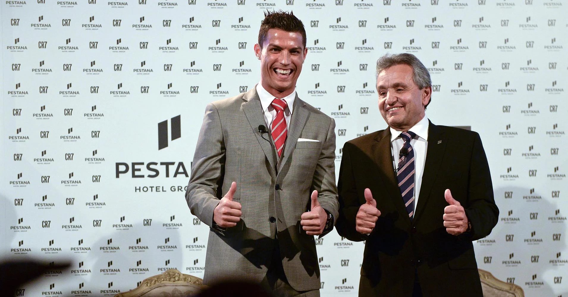 Cristiano Ronaldo y Dionisio Pestana (AFP)