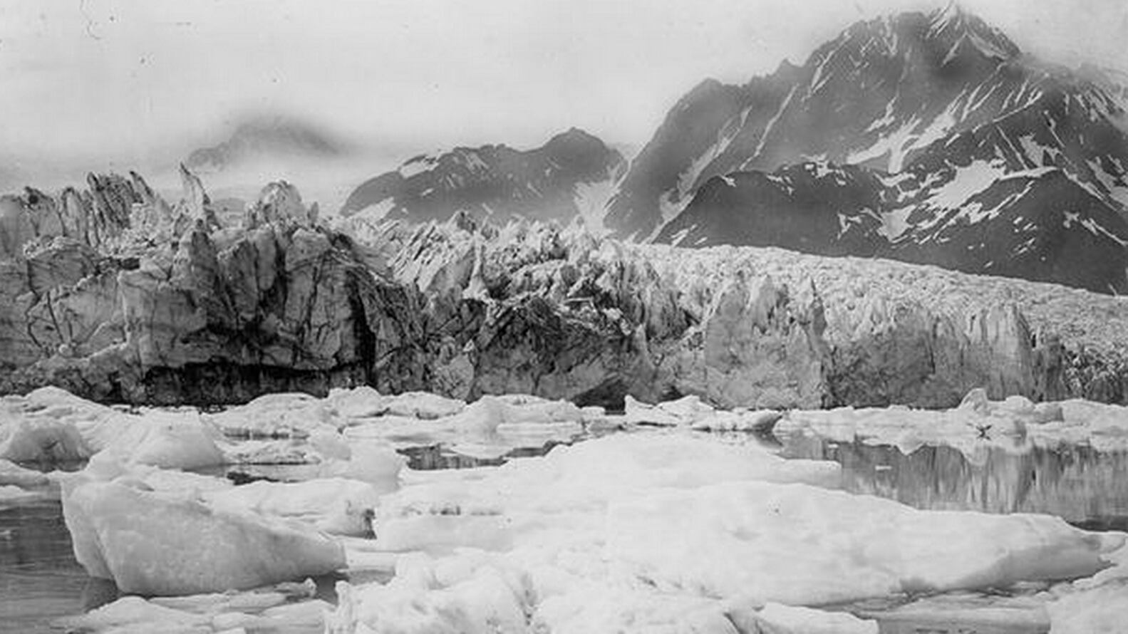 <div><p>La imagen fue tomada hacia el norte del Glaciar Pedersen, en las montañas Kenai.&nbsp;Se cree que data de un verano, probablemente entre mediados de 1920 y principios de 1940</p><div></div></div> usgs.gov 163