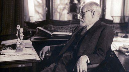 Sigmund Freud sentado en su estudio contemplando una figura tallada en su escritorio. 1937. Fotografía tomada por la Princesa Marie Bonaparte (Everett/Shutterstock)