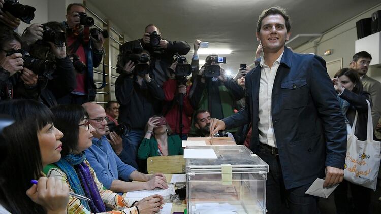 Albert Rivera, líder de Ciudadanos, también subrayó la importancia de que los ciudadanos acudan a las urnas masivamente, porque España “necesita un cambio de etapa, de era y de gobierno” (AFP)