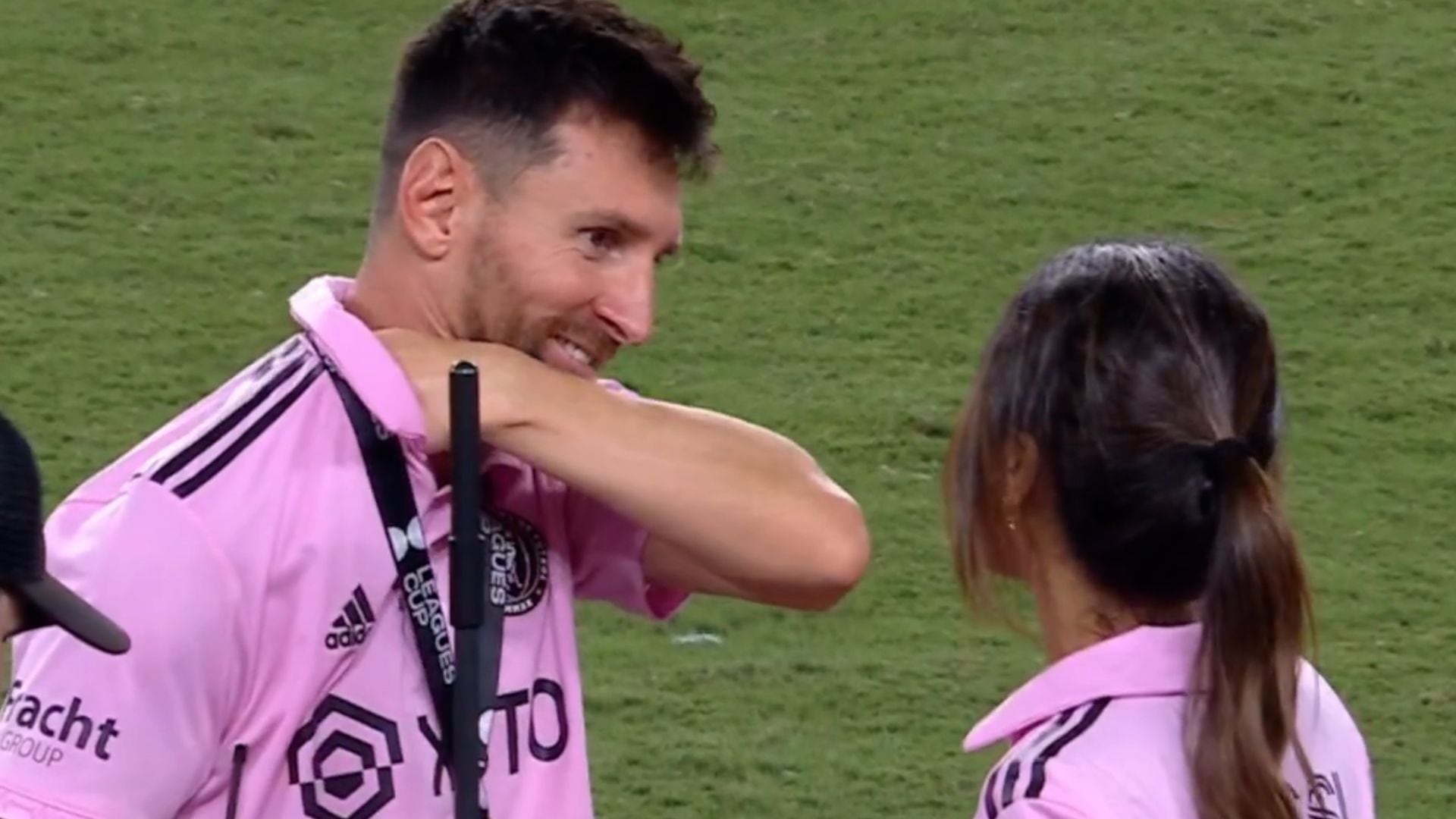 La mirada de Lionel Messi para Antonela Roccuzzo en el campo de juego tras el título del Inter Miami