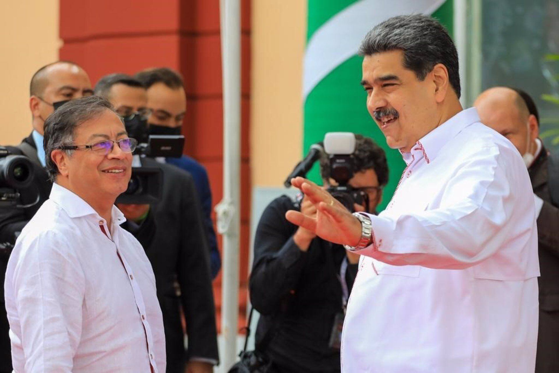 El presidente de Colombia, Gustavo Petro, y el dictador de Venezuela, Nicolás Maduro, durante un encuentro formal en Caracas 